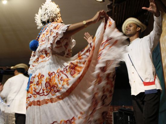 パナマ民族舞踊ディナーショー「エル・トラピーチェ」＜パナマシティ発＞