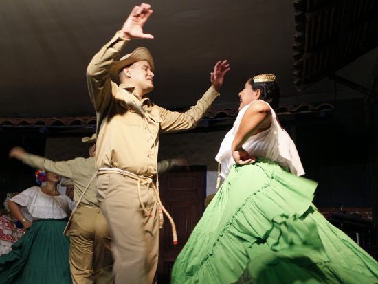 パナマ民族舞踊ディナーショー「エル・トラピーチェ」＜パナマシティ発＞