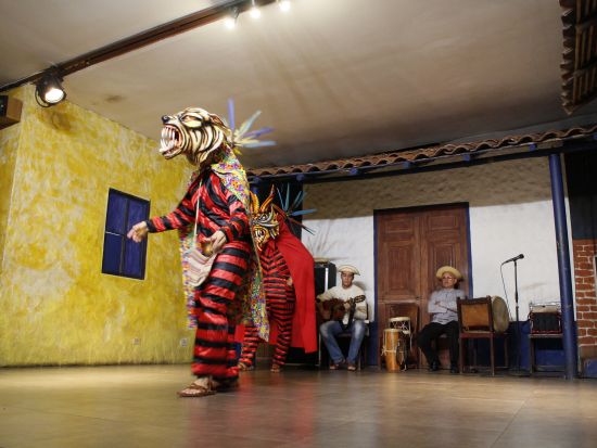 パナマ民族舞踊ディナーショー「エル・トラピーチェ」＜パナマシティ発＞