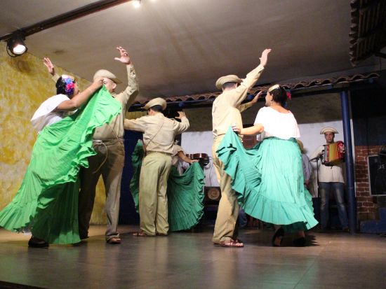 パナマ民族舞踊ディナーショー「エル・トラピーチェ」＜パナマシティ発＞