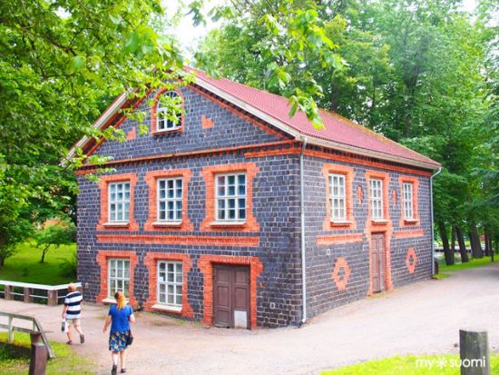 フィスカルス村 日帰り観光ツアー アーティスト・ビレッジで散策＆ショッピング＜5～9月／日本語ガイド／昼食付／ヘルシンキ発＞