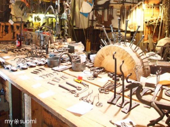 フィスカルス村 日帰り観光ツアー アーティスト・ビレッジで散策＆ショッピング＜5～9月／日本語ガイド／昼食付／ヘルシンキ発＞