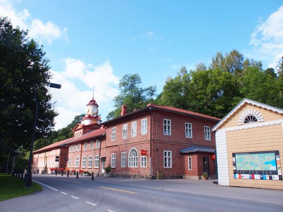 フィスカルス村 日帰り観光ツアー アーティスト・ビレッジで散策＆ショッピング＜5～9月／日本語ガイド／昼食付／ヘルシンキ発＞