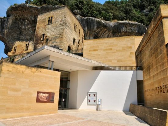 ドルドーニュ地方 旧石器時代アートツアー　ラスコーⅣ洞窟＆ラ・ロック・サン・クリストフ岩窟遺跡＆国立先史博物館 ＜4～10月／終日／英語ドライバー／サルラ発＞