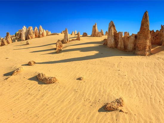 Australia_Perth_Pinnacles_Namburg_National_Park_shutterstock_317933465 (1)
