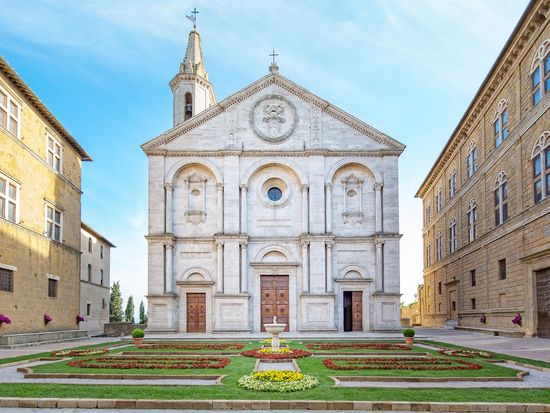 Pienza_Cathedral_shutterstock_1325948885