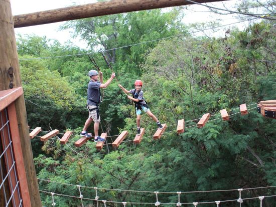 コーラルクレーター・アドベンチャーパーク　ミニバンジーなどアトラクション3種を含むアドベンチャータワーで遊び放題！　ジップライン6本や四輪バギー付きプランあり