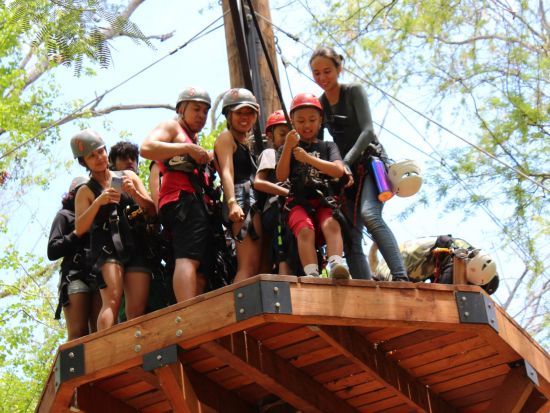 コーラルクレーター・アドベンチャーパーク　ミニバンジーなどアトラクション3種を含むアドベンチャータワーで遊び放題！　ジップライン6本や四輪バギー付きプランあり