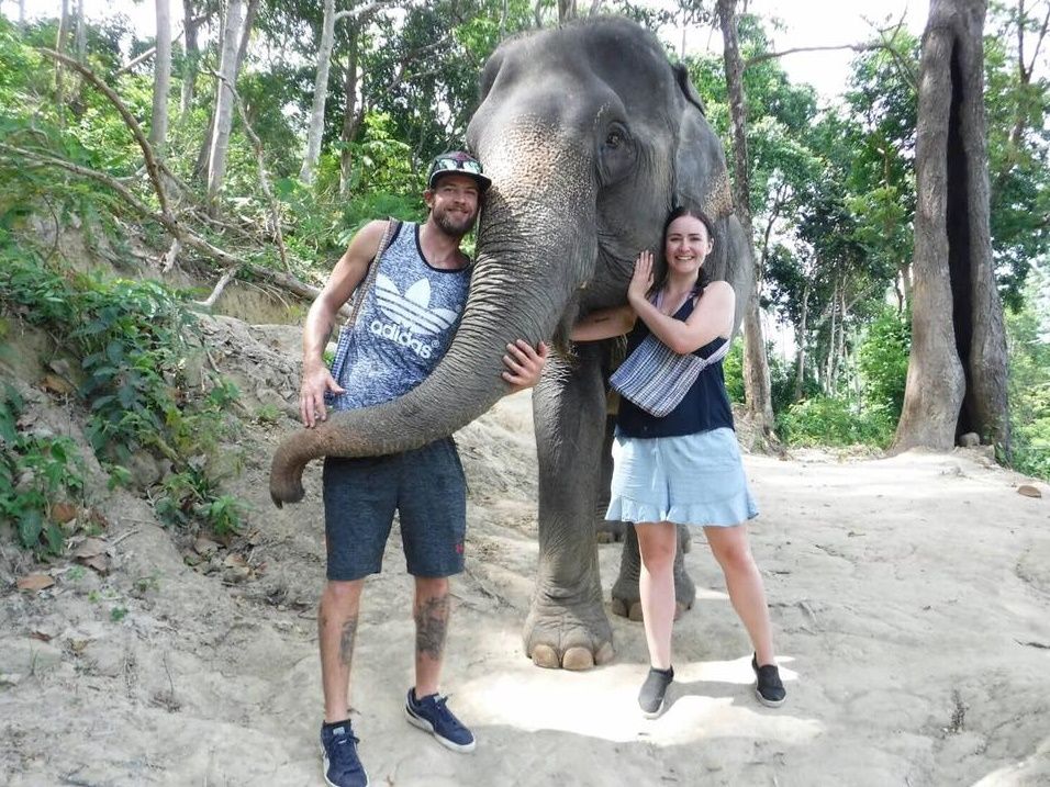 エレファントケアツアー 象のお世話をしながら触れ合える貴重な体験