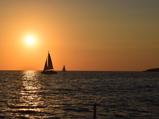 Greece_Santorini_shutterstock_1258978393