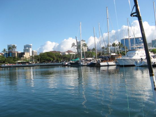 海釣り体験　ダイヤモンドヘッドを望むフィッシングクルーズ　イルカに遭遇するチャンスも！釣り用具付き＜混載／3時間／ケワロ湾＞