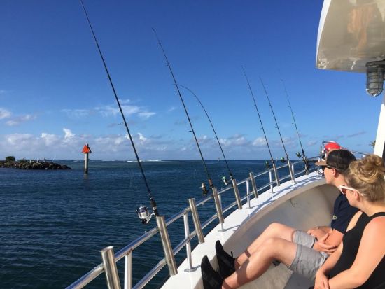 海釣り体験　ダイヤモンドヘッドを望むフィッシングクルーズ　イルカに遭遇するチャンスも！釣り用具付き＜混載／3時間／ケワロ湾＞