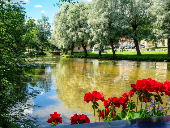 フィスカルス村 日帰り観光ツアー アーティスト・ビレッジで散策＆ショッピング＜5～9月／日本語ガイド／昼食付／ヘルシンキ発＞