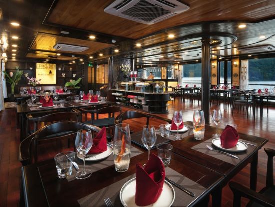 世界遺産ランハー湾1泊2日クルーズ「パラダイスグランド号」静かなランハー湾で全室バスタブ付きのスイートに宿泊　ゆったり水上デッキでの幻想的なディナー付き