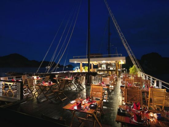 世界遺産ランハー湾1泊2日クルーズ「パラダイスグランド号」静かなランハー湾で全室バスタブ付きのスイートに宿泊　ゆったり水上デッキでの幻想的なディナー付き