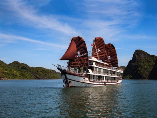 世界遺産ランハー湾1泊2日クルーズ「パラダイスグランド号」静かなランハー湾で全室バスタブ付きのスイートに宿泊　ゆったり水上デッキでの幻想的なディナー付き