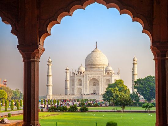 話題の0泊タージマハル！タイパ重視★空港往復送迎付きタージマハル日帰り観光ツアー＜日本語ガイド／入場料込み／インド料理の昼食付き＞