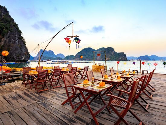 世界遺産ランハー湾1泊2日クルーズ「パラダイスグランド号」静かなランハー湾で全室バスタブ付きのスイートに宿泊　ゆったり水上デッキでの幻想的なディナー付き