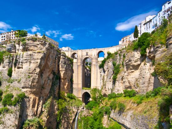 アンダルシアの白い村 ミハス＆カサレス＋断崖絶壁の村 ロンダ 1日観光プライベートツアー＜マラガ発セビリア着＞