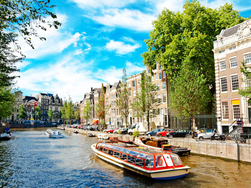 Netherlands_Amsterdam_Canals_shutterstock_98757293