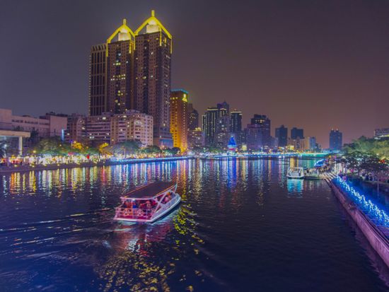 Taiwan_Kaohsiung_Love_river_shutterstock_601748993-crop