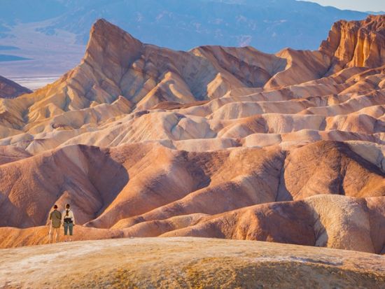 デスバレー国立公園 日帰りツアー　悪魔のゴルフコース＆バッドウォーター＆アーティスト・パレット＆ザブリスキー・ポイント ＜日本語ドライバーガイド＞