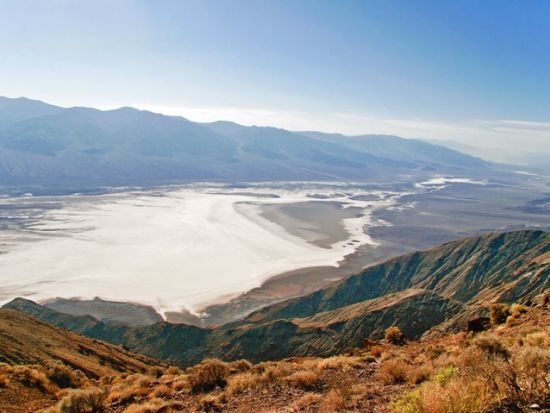 デスバレー国立公園 日帰りツアー　悪魔のゴルフコース＆バッドウォーター＆アーティスト・パレット＆ザブリスキー・ポイント ＜日本語ドライバーガイド＞