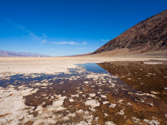 デスバレー国立公園 日帰りツアー　悪魔のゴルフコース＆バッドウォーター＆アーティスト・パレット＆ザブリスキー・ポイント ＜日本語ドライバーガイド＞