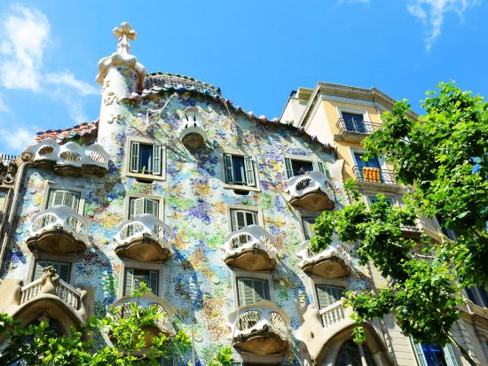 世界遺産サグラダ・ファミリア（エレベーター付）＆グエル公園＆カサ・バトリョ＆カサ・ミラ＆グエル邸　入場チケット事前予約 ＜1日または2日券／昼食付き＞