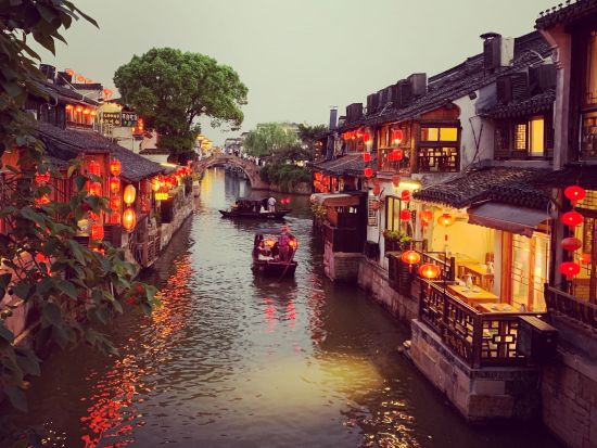 3つの水郷を巡る☆蘇州＋木瀆古鎮＋西塘夜景散策 日帰りツアー＜昼＆夕食付き／日本語ガイド／上海発＞