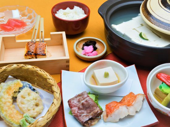 日帰りバスツアー 伏見稲荷大社＋清水寺＋金閣寺＋嵐山 定番観光地を1日で巡る！昼食付プランあり＜梅田・京都発／英語・日本語＞by 神姫観光 LIMON