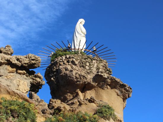 France_Biarritz_statue_shutterstock_1412438825