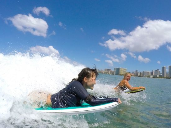 ワイキキ　選べるサーフィンレッスン　少人数制グループレッスン、プライベートレッスン、ファミリーレッスン＜約1～2時間／送迎付き＞