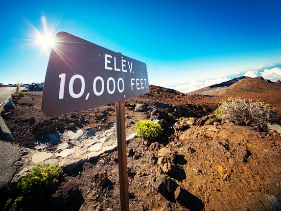 【貸切】ハレアカラ山頂　クレーターハイキングツアー　豊富な知識のローカルガイドと頂上と火口丘を散策　イアオ渓谷観光付きプランあり＜英語ガイド／軽食付き＞