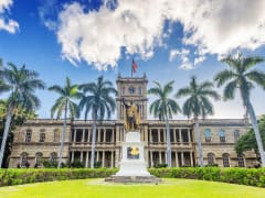 US_Hawaii_Oahu_Honolulu_king_Kamehameha_statue_shutterstock_394438309