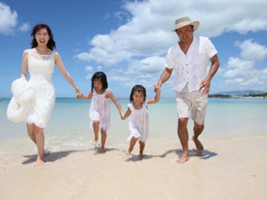 ハワイ　カジュアルフォト　選べるロケーション！ハネムーンや家族旅行の記念に　ヘアセット＆メイク付きプランあり＜ワイキキ市内／ビーチ／カカアコ／カピオラニ公園＞