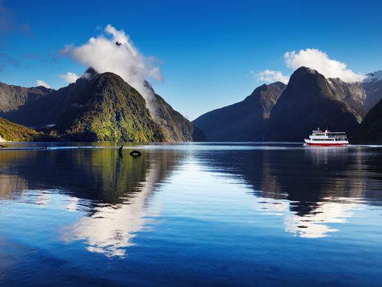 New_Zealand_Milford_Sound_Mountains_Nature_Lake_Cruise_shutterstock_192284441