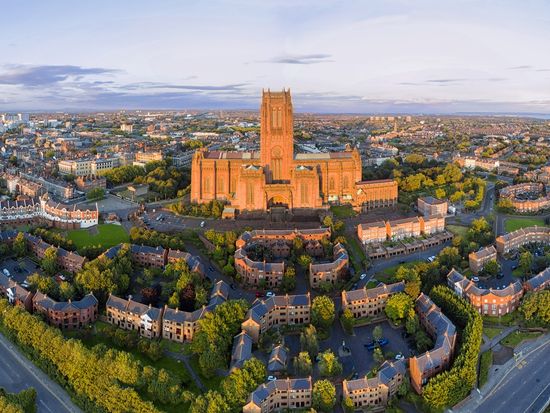 UK_England_Liverpool_city_and_cathedral