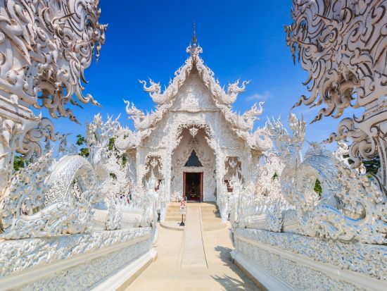 【貸切】チェンライ1日観光ツアー　白亜の寺院＋黄金三角地帯＋メーカチャン温泉足湯体験　カレン族訪問プラン選択可＜昼食／日本語ガイド／チェンマイ発＞
