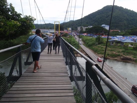 【コタキナバル発】聖ベロニカの丘ハイキング＆伝説の吊り橋渡りツアー<午前／軽食付き／日本語ガイド> 