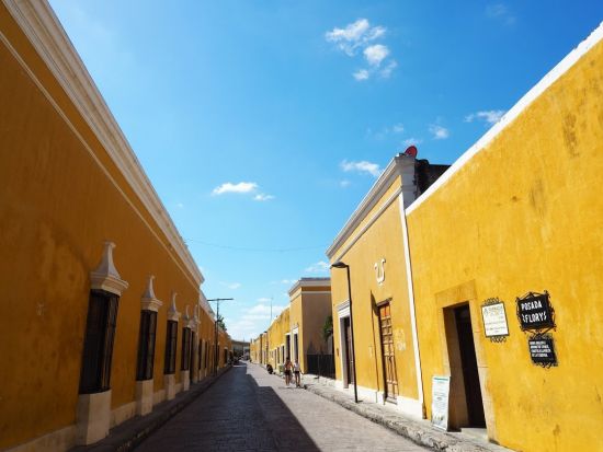 【貸切ツアー】ピンクレイク＋黄色い町イサマル フォトジェニックスポットを巡る＜昼食付き／日本語ガイド＞