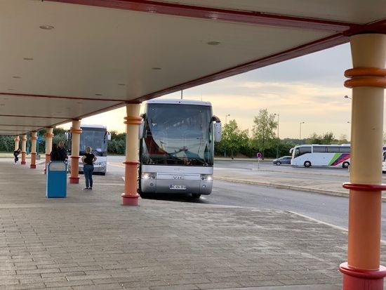 bus sur parking Nemo en enfilade
