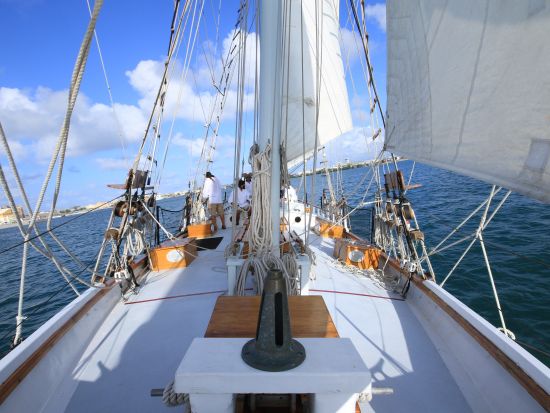 サンフアンベイ　サンセットセイリングツアー＜英語又はスペイン語ガイド/サンフアン発＞