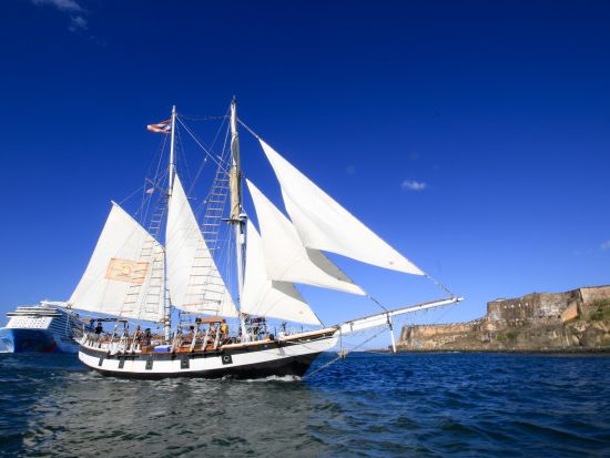 サンフアンベイ　サンセットセイリングツアー＜英語又はスペイン語ガイド/サンフアン発＞