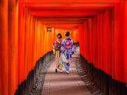 Japan_Kyoto_Fushimi Inari Shrine_kimono_shutterstock_550609591