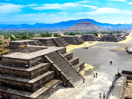 Latin-America_Mexico_Teotihuacan-Pyramids_shutterstock_509876056