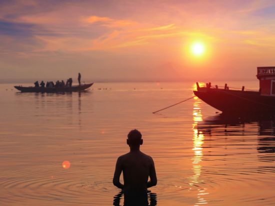 【プライベート】往復飛行機で行く！バラナシ 1泊2日ツアー*沐浴風景と朝日＆アルティー鑑賞付＜日本語ガイド／宿泊＆食事付／自由時間有／デリー発＞