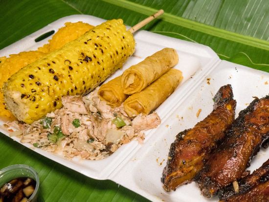 【リムジン貸切】デデドの朝市orチャモロマーケット観光コース　リッチな気分でお買い物へ＜水・土日限定／最大11名／2時間／英語ドライバー／1台あたり料金＞