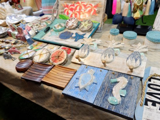 【リムジン貸切】デデドの朝市orチャモロマーケット観光コース　リッチな気分でお買い物へ＜水・土日限定／最大11名／2時間／英語ドライバー／1台あたり料金＞