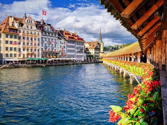Lucerne_Chapel_Bridge_shutterstock_157553498